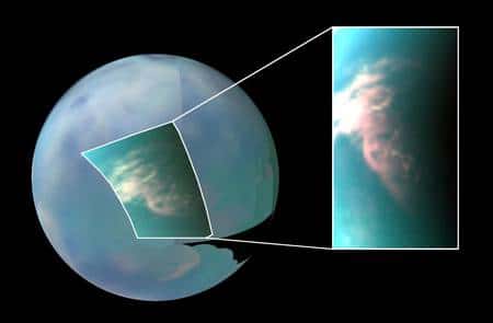 Nuage imagé par VIMS le 26 mars 2007 lors d'un survol de Titan par Cassini (on observe encore l'activité nuageuse au pôle Sud alors que l'on s'attendrait à la voir disparaître). Crédit : Nasa/JPL/Université d’Arizona/Université de Nantes