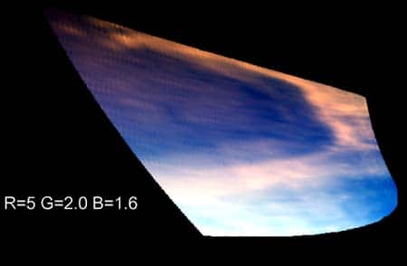 Le lac Ontario sur Titan, vu par Cassini lors de son 38e survol en décembre 2007. Le méthane qui s’en évapore durant l’été contribue à la couverture nuageuse du satellite. Source Nasa/Esa