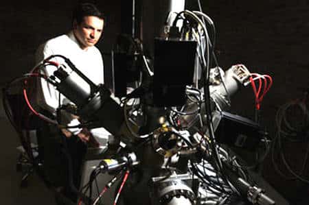 Philipp R. Heck devant le spectromètre de masse du <em>Chicago Center for Cosmochemistry</em>. Crédit : Dan Dry