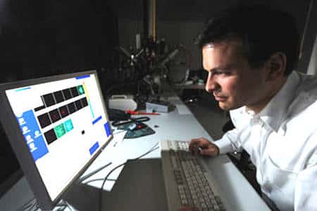 Philipp R. Heck étudiant les résultats des analyses fournies par le spectromètre de masse. Crédit : Dan Dry