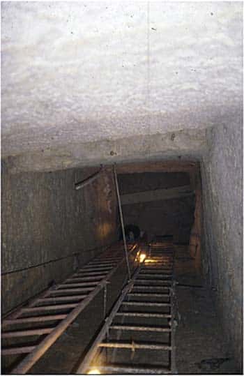 L'entrée du puits vertical. Source : Z. Hawass