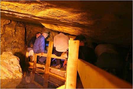Zahi Hawass et son équipe à l'entrée des tunnels creusés dans la roche. Source : Dr Hawass