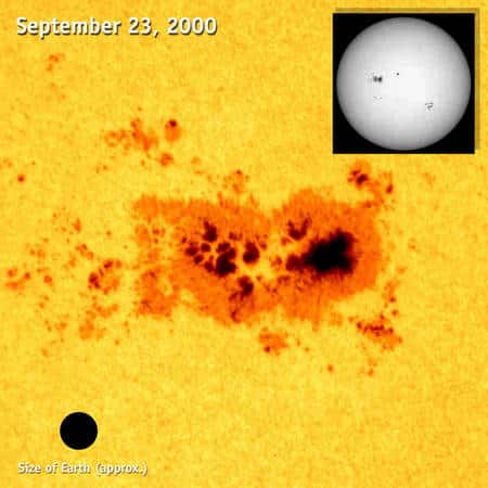 Sur cette image de la surface du Soleil, le disque en bas à gauche donne une comparaison de la taille des taches solaires avec celle de la Terre. Crédit : Nasa