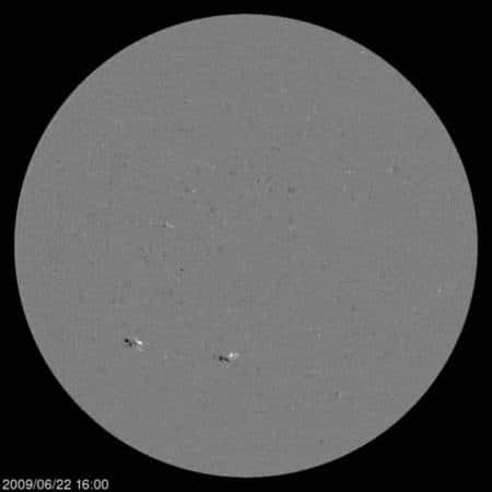 Toujours le 22 juin 2009, un magnétogramme montre plus clairement la présence de quelques rares taches solaires. Crédit : Nasa