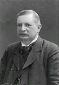 Johannes Rydberg (1854-1919) était à l'origine un mathématicien suédois converti à la physique mathématique. Il découvrit en 1890 la célèbre formule portant son nom et qui sera précieuse à Niels Bohr pour sa découverte de son modèle atomique. Crédit : <em>AIP Emilio Segre Visual Archives, W. F. Meggers Collection</em>