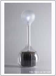 Une lampe inventée par Marieke Staps, tirant son énergie de la terre introduite dans une série de tubes en verre. © Rene van der Hulst / MSTaps