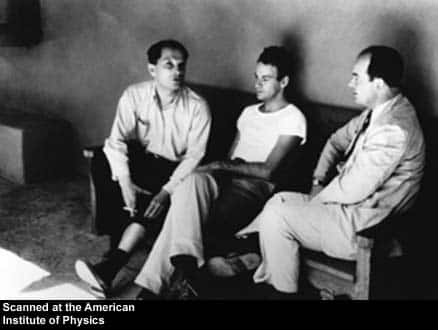 Bien que physicien, Feynman possédait les connaissances et les capacités nécessaires dans le domaine des mathématiques pour discuter avec des mathématiciens de tout premier plan à Los Alamaos, comme, ici à gauche, Stanilaw Ulam ou, à droite, John von Neumann. Crédit : <em>Emilio Segré Visual archives</em>