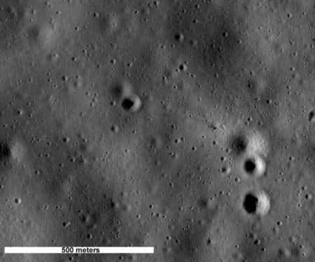 Le module lunaire de Apollo 14 <em>(Antares</em>) se repère (cliquer sur l'image pour une version agrandie) au milieu de l'image un peu à droite, au-dessus et à gauche des deux grands cratères<em>.</em><br />Crédit : Nasa/<em>Goddard Space Flight Center/Arizona State University</em>