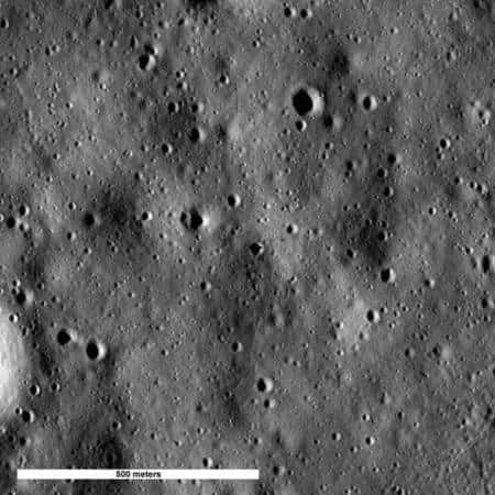 L'ombre du LM d'Apollo 16 (<em>Orion)</em> s'étire, vers la droite, à travers un cratère, au centre de l'image.<br />Crédit : Nasa/<em>Goddard Space Flight Center/Arizona State University</em>