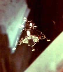 20 juillet 1969. Le LM <em>Eagle</em> vient de se détacher du module de commande <em>Columbia</em>. Michael Collins le photographie et l'inspecte alors que l'engin est, pour cette raison, en rotation. © Nasa