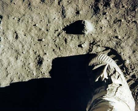 Aldrin photographie son pied. Parfois, le déclenchement intempestif d'un appareil photo d'amateur produit involontairement ce genre d'images. Mais celle-ci est historique... © Nasa