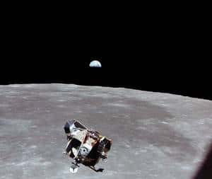 Photographié par Collins, le second étage du LM <em>Eagle</em> s'approche de <em>Columbia</em> pour un rendez-vous en orbite lunaire, avant le retour sur Terre. © Nasa