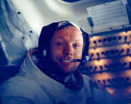 Neil Armstrong dans le LM, sur la Lune. L'équipage a peu dormi et le module lunaire, dépourvu de cabinet de toilette, ne permet pas de se laver ni de se raser. © Nasa