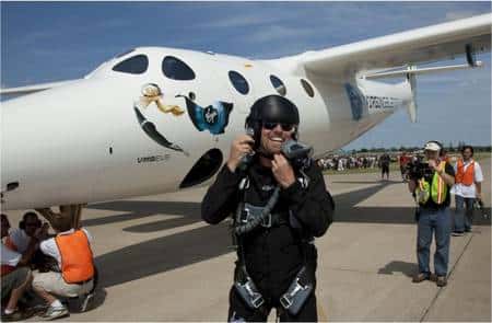 Richard Branson à Oshkosh, heureux de voler dans son WhiteKnightTwo, construit par l'entreprise Scaled Composites. © Virgin Galactic