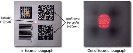 A gauche, des codes à barres traditionnels (<em>traditional barcodes</em>), de 3 centimètres environ comparés au bokode de 3 millimètres. La photographie est prise avec une mise au point correcte (<em>In focus photograph</em>). A droite, une photo avec mise au point à l'infini (<em>Out of focus photograph</em>) visualise le contenu grâce à l'effet bokeh. Selon les chercheurs du Media Lab, l'image est nette de 2,5 microns à plus de quatre mètres.<br />© <em>MediaLab Camera Culture Group</em>