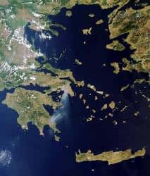 La Grèce (une grande partie du moins), la Crète et la mer Egée vues par le spectromètre Meris, un instrument du satellite Envisat, le samedi 22 août à 8 h 37 TU (cliquer sur l'image pour l'agrandir). Il était alors 11 h 37 en Grèce et l'incendie, au nord d'Athènes, produisait un panache de fumée poussé par un vent du nord jusqu'à 200 kilomètres vers le sud. © Esa