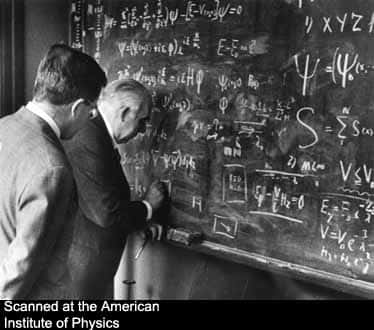 Aage Bohr et son père au tableau noir en train de résoudre l'équation de Schrödinger appliquée à un problème de supraconductivité. Crédit : <em>AIP Emilio Segre Visual Archives</em>