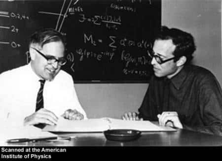 Aage Bohr en pleine discussion avec Ben Mottelson. Crédit : <em>AIP Emilio Segre Visual Archives</em>