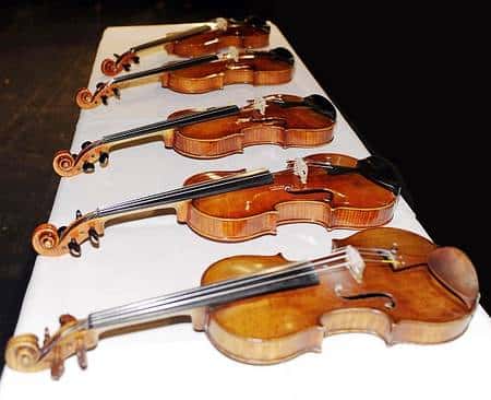  Les cinq violons testés, dont l’aspect extérieur était quasiment identique. (Photo: Egmont Seiler). Crédit : 1995-2009 <em>Empa Switzerland</em>