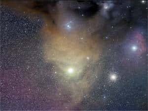Un zoom sur Antares, la géante rouge du Scorpion, 800 fois plus grande que le Soleil, derrière un nuage de gaz orangé. © ESO