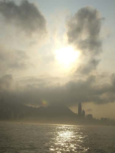Pollution atmosphérique et smog au-dessus de la baie de Hong-Kong © Havelkip CC-by sa