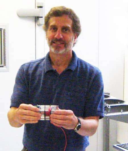 Le professeur Logan, chercheur en bioénergie tenant ici une cellule de désalinisation microbienne. © David Jones, <em>Penn State</em>