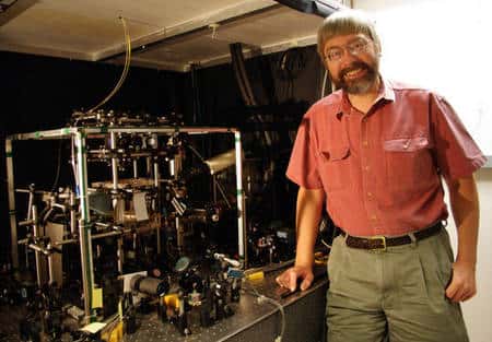 Le physicien Poul Jessen devant l'expérience montrant l'existence du chaos quantique. Crédit : Lori Stiles
