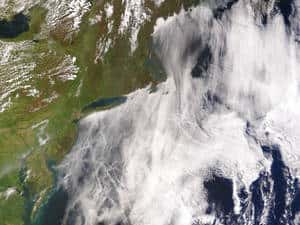 Vue spatiale de la côte est des Etats-Unis. Les traînées de navires sont visibles à travers les nuages. © Nasa