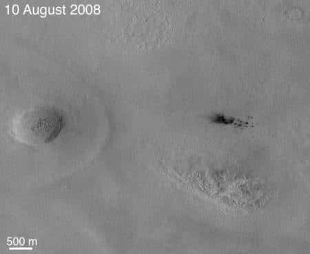 Cliquer sur l'image pour l'agrandir. Quelques mois plus tard une nouvelle photo de la région montrée ci-dessus exhibe un cratère d'impact récent en haut à droite. Crédit : <em>NASA/JPL-Caltech/University of Arizona</em>