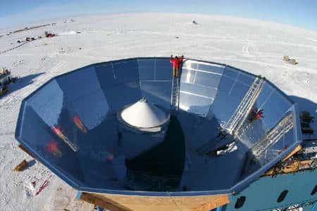 Le télescope QuAD au cœur de son bouclier le protégeant du rayonnement réfléchi par le sol, au Pôle sud. Crédit : Sarah Church