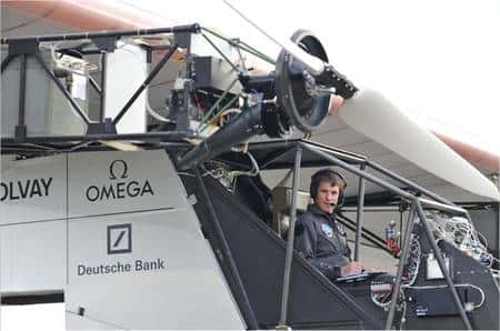 Markus Scherdel aux commandes du HB-SIA le 6 novembre 2009 pour le premier roulage. Une cage métallique le protège pour les premiers essais. Elle sera bien sûr démontée lorsque l'appareil sera parfaitement au point. © Solar Impulse