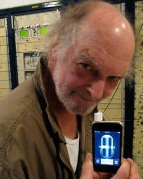 Joe Davis tenant l'iPhone servant à téléphoner aux E.T. Il a permis d'envoyer un message en novembre 2009. © Ashley Clark