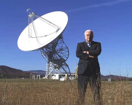 Frank Drake devant un radiotélescope (ce n'est pas celui d'Arecibo). Drake est surtout célèbre pour sa fameuse formule permettant d'évaluer le nombre de civilisations E.T. pouvant communiquer avec nous dans la Voie lactée. © Seti.org