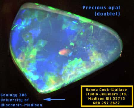 Une opale. C'est aussi un exemple de cristaux photoniques naturels. Crédit : Université du Wisconsin-Madison