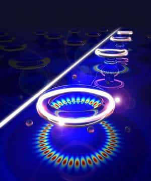 La lumière laser est apportée par la fibre optique qui longe les résonateurs en forme de tores. Deux nanoparticules, ici représentées par des points blancs, sont venues se poser sur le premier d'entre eux et perturbent la lumière tournant dans chaque anneau. La collerette colorée au bas de chaque tore montre les nœuds et les anti-nœuds de l'onde prisonnière de l'anneau. Cette répartition est modifiée quand une nanoparticule touche l'anneau.<br />© Jiangang Zhu et Jiangyang Gan/WUSTL