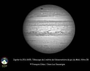 Un impact cométaire sur Jupiter (trace noire en haut du globe) mobilise les astronomes fin juillet. Crédit F. Colas / J-L Dauvergne