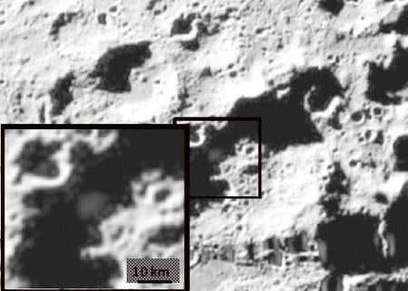 Un zoom sur la zone d'impact du module Centaure. Le panache de débris est bien visible. Crédit : Nasa
