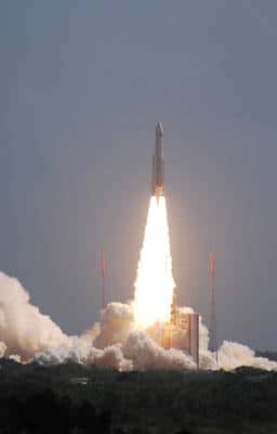 Depuis 2008, une meilleure utilisation d’Ariane 5 a permis un gain de performance de 400 kg passant, pour le lancement double, de 8,7 à 9,1 tonnes. Cela montre les capacités des équipes au sol à exploiter au mieux un lanceur qu’elles maîtrisent parfaitement. L’image montre le <a href="//www.futura-sciences.com/fr/news/t/astronautique/d/en-bref-et-en-video-lancement-reussi-de-herschel-et-planck_19290/" target="_blank">lancement des satellites <em>Herschel</em> et <em>Planck</em></a> (V188, mai 2009). (Cliquez sur l'image pour l'agrandir.) © R. Decourt / Futura-Sciences