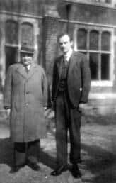 Cliquer sur l'image pour l'agrandir. Wolfgang Pauli et Paul Dirac vers 1938. Les deux hommes sont à l'origine de la mécanique quantique relativiste. Crédit : Cern