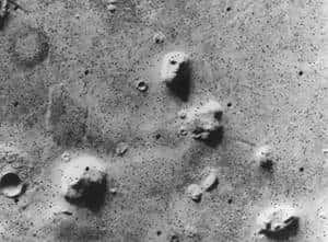 Un visage sur Mars ! Il suffit d'une image réalisée en 1976 par la sonde Viking 1 pour relancer les spéculations sur les petits hommes verts. Crédit Nasa / JPL