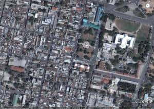 Port-au-Prince avant le séisme (cliquer sur l'image pour l'agrandir). Le bâtiment blanc est le <em>National Palace</em>, le palais présidentiel. Image Google Earth
