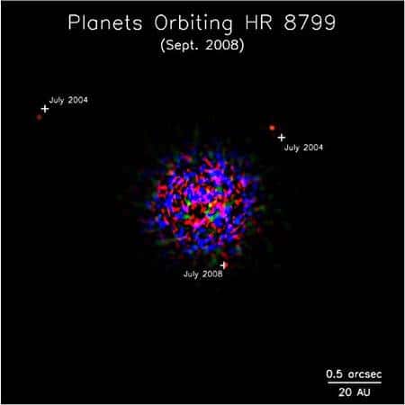 HR-8799 et son système planétaire, vu par le télescope de 8,1 mètres Gemini Nord. En bas à droite, la barre indique une distance de 20 fois celle de la Terre au Soleil, c'est-à-dire 20 Unités Astronomiques. Crédit Université de Toronto