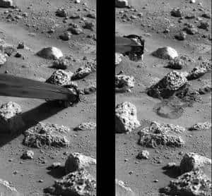 Prélèvement d’un peu de sol martien par le bras mécanique pour analyse. Crédit Nasa