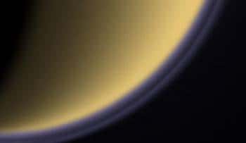 Photographie en vraies couleurs des couches nuageuses et de l'atmosphère de Titan, réalisée par la sonde Cassini. © Nasa
