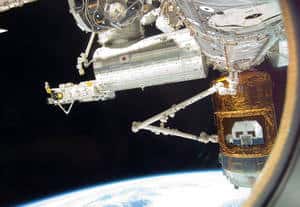 Lancé le 11 septembre 2009, le cargo spatial japonais HTV, évoluant en vol libre, a été saisi 6 jours plus tard par Canadarm2 avant d'être accroché à la Station. Cygnus sera saisi et amarré de la même façon. © Nasa