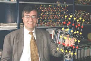 Le docteur Mercouri G. Kanatzidis dans son laboratoire, un modèle moléculaire à la main. © MGK