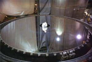 Inspection du miroir primaire de 8,1 mètres du télescope Gemini avant son montage. Crédit : <em>Geminy Observatory</em>