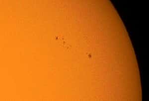Groupe de taches solaires photographié le 10 février 2010 par l'astronome amateur Sylvain Wallart du forum d'astronomie de Futura-Sciences, à l'aide d'un appareil photo numérique et d'une lunette de 80 mm de diamètre équipée d'un filtre. Crédits : S. Wallart