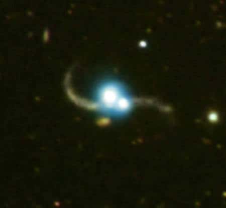 En bleu et blanc les images de Chandra montrent deux noyaux actifs de galaxie, des quasars. Les images dans le visible prises par Magellan montrent clairement des galaxies avec des trainées de marée. Crédit : <em>X-ray (NASA/CXC/SAO/P. Green et al.), Optical (Carnegie Obs./Magellan/W.Baade Telescope/J.S.Mulchaey et al.)</em>