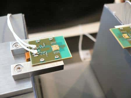 Le prototype de l'émetteur à micro-ondes (à gauche). On distingue le circuit lui-même (le carré jaunâtre) et, à sa droite, l'antenne, gravée sur le socle. A droite de l'image, le récepteur. © Sony / Nikkei Electronics